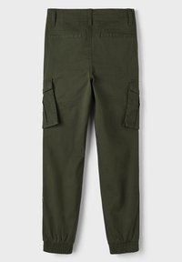 Cargo-Hosen aus dunkelgrünem Baumwollstoff. Mit elastischen Bündchen, seitlichen Cargo-Taschen und normalen Gesäßtaschen. Angenehme Textur.