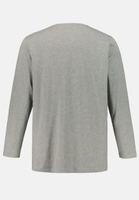 Helles graues Langarmshirt aus weichem Stoff. Mit rundem Ausschnitt, lässiger Passform und ohne sichtbare Muster oder Akzente.