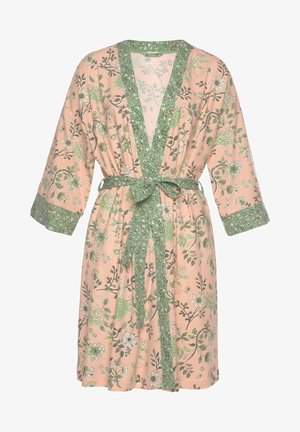 Blumenkimono mit einem pastellrosa Grundton und grünen floralen Mustern, grüner Einfassung, 3/4-Ärmeln und gebundenem Taillenbereich.