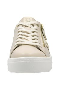 Sneaker in pelle beige con lacci piatti, zip laterale e suola in gomma bianca. Texture liscia con cuciture minime e dettaglio del logo sulla linguetta.