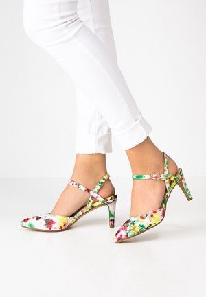 Chaussures à talons hauts à imprimé floral avec bouts pointus, brides de cheville et un talon aiguille fin. Les couleurs incluent le rose, le jaune, le vert et le blanc.