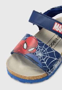 Blå barne sandaler med Spider-Man design, som har en teksturert overdel, to justerbare stropper og en korksåle.