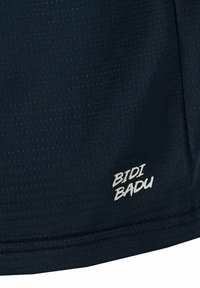 Marineblaue Sportshirt aus strukturierter Stoff mit subtilen Mustern; verfügt über ein weißes "BIDI BADU"-Logo in der unteren linken Ecke.