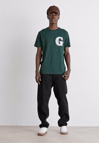 GANT GRAPHIC - Camiseta estampada - tartan green