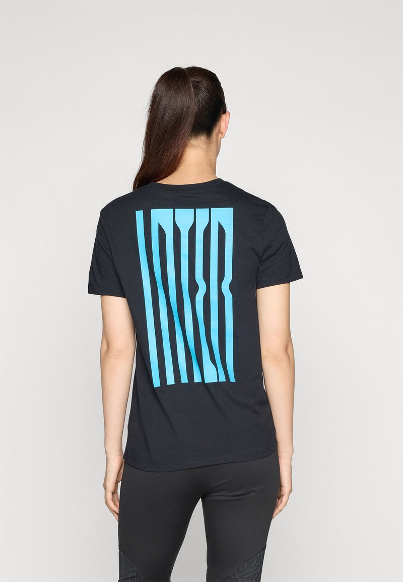 T-shirt preta de mangas curtas com um gráfico vertical azul arrojado nas costas, feito de material de algodão com uma textura suave.