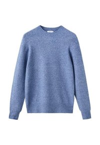 Pulover din tricot moale, de culoare albastră, cu mâneci lungi, manșete și tiv cu nervuri, și decolteu rotund, expus pe un fundal alb.