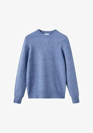 Miękki niebieski sweter z długim rękawem, wykonany na drutach, z ściągaczami przy mankietach, hemie i okrągłym dekoltem, wyeksponowany na białym tle.