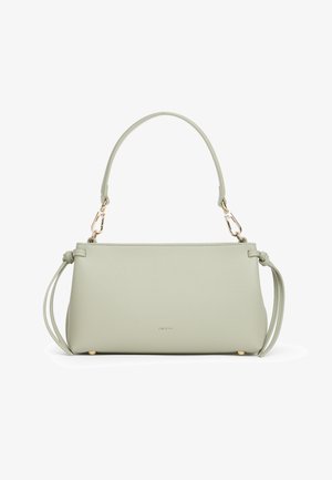 Sac à main rectangulaire vert clair avec une seule anse supérieure, fermoirs dorés, pampilles latérales et logo de marque subtil au centre avant.