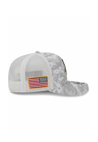 Baseballkappe mit einem grauen digitalen Camouflage-Muster, Netzrücken, flachem Schirm und einem amerikanischen Flaggen-Patch an der Seite.