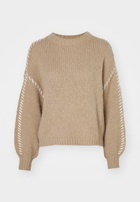 Beige strikkegenser med rund hals og lange ermer, med teksturert stoff og hvit dekorativ søm på ermene.