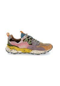 Kleurige sneaker met een mix van suède en mesh materialen. Beschikt over meerkleurige panelen, textuuraccenten en een gevlekte zool.