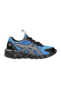 Baskets de sport bleues avec des accents noirs, tige en maille texturée, détails en logo argenté et semelle en caoutchouc noir rembourrée. Elles présentent un système de laçage.