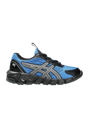 Baskets de sport bleues avec des accents noirs, tige en maille texturée, détails en logo argenté et semelle en caoutchouc noir rembourrée. Elles présentent un système de laçage.