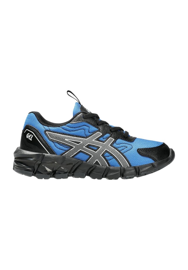 Baskets de sport bleues avec des accents noirs, tige en maille texturée, détails en logo argenté et semelle en caoutchouc noir rembourrée. Elles présentent un système de laçage.