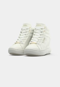 Sneakers bianchi alte realizzate in pelle ecologica testurizzata. Le caratteristiche includono chiusura con lacci, occhielli dorati e marchio in rilievo sul lato.