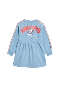 Vestido azul claro de tejido suave, con una falda acampanada, mangas largas, rayas rojas y blancas en los hombros, y un gráfico de Snoopy en la parte posterior.
