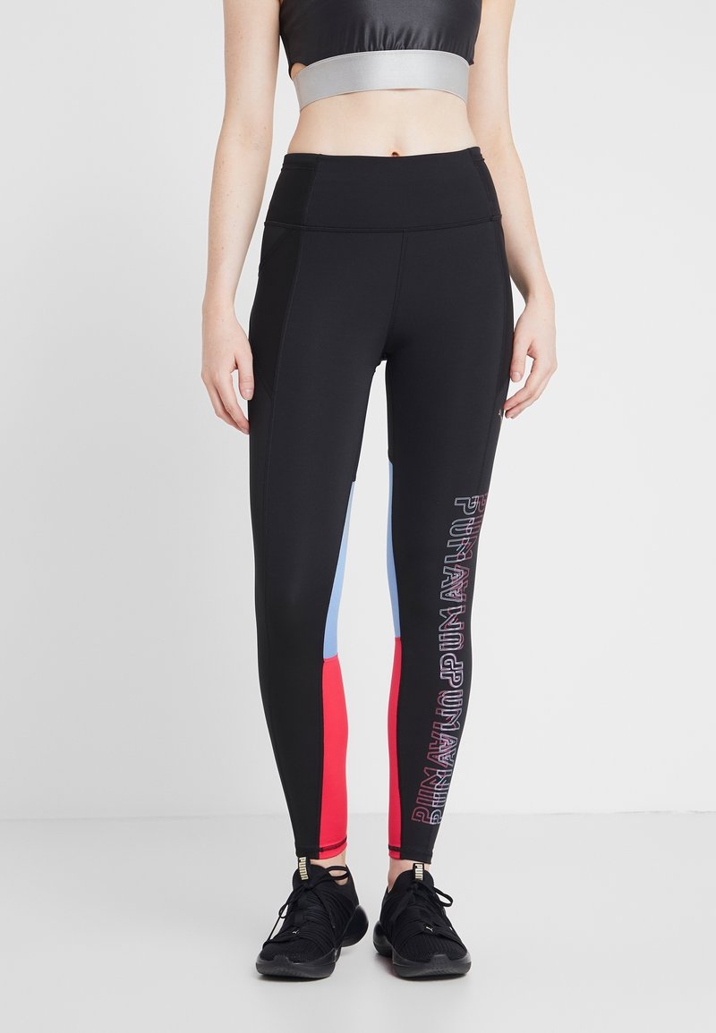 Hoog geknipte zwarte leggings met een kleurblok ontwerp, voorzien van rode, blauwe en grijze secties, en logo-details op het linkerbeen.