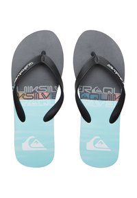 Chinelas noires avec des semelles grises texturées et des semelles légères bleues. Présente un logo et un motif dégradé dans des nuances de bleu, rose et gris.