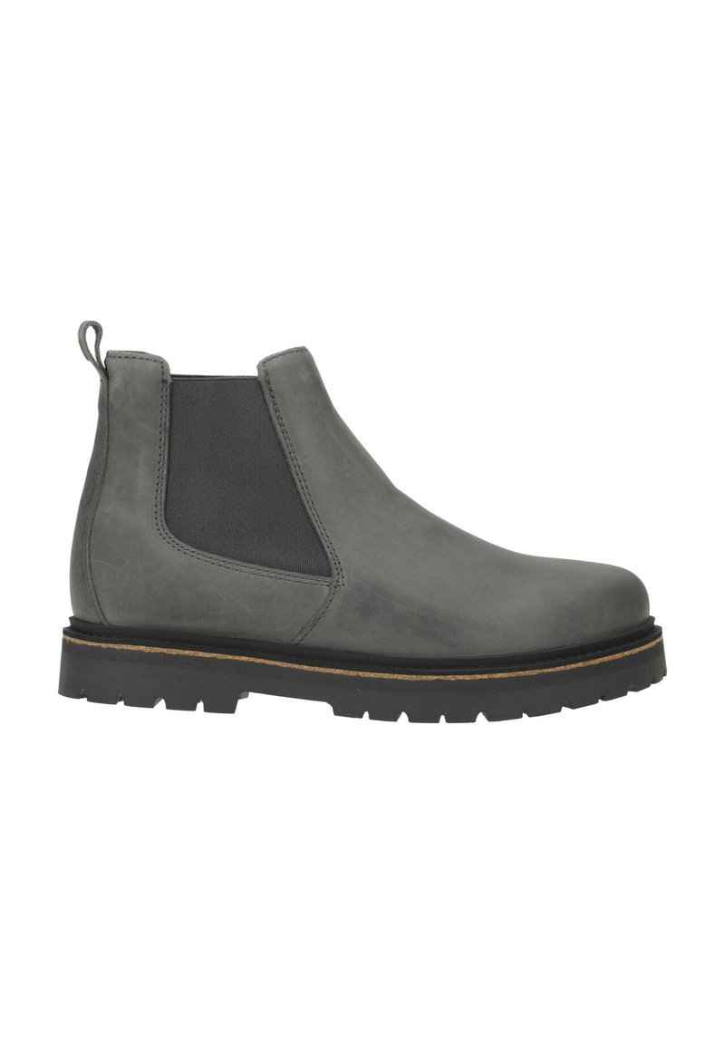 Stivali Chelsea grigi in suede con pannelli elastici neri ai lati, linguetta sul tallone e suola in gomma nera spessa a carrarmato con finiture in marrone chiaro.
