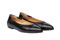 Bailarinas de cuero negro con punta afilada, textura suave, tacón bajo y elástico en la abertura para un ajuste seguro.