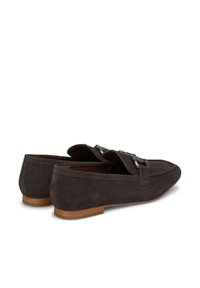 Wildleder-Loafer in Dunkelbraun mit flachem Absatz, ausgestattet mit einem dekorativen Metallelement und einem runden Ze design. Glatte Textur und klassischer Schnitt.