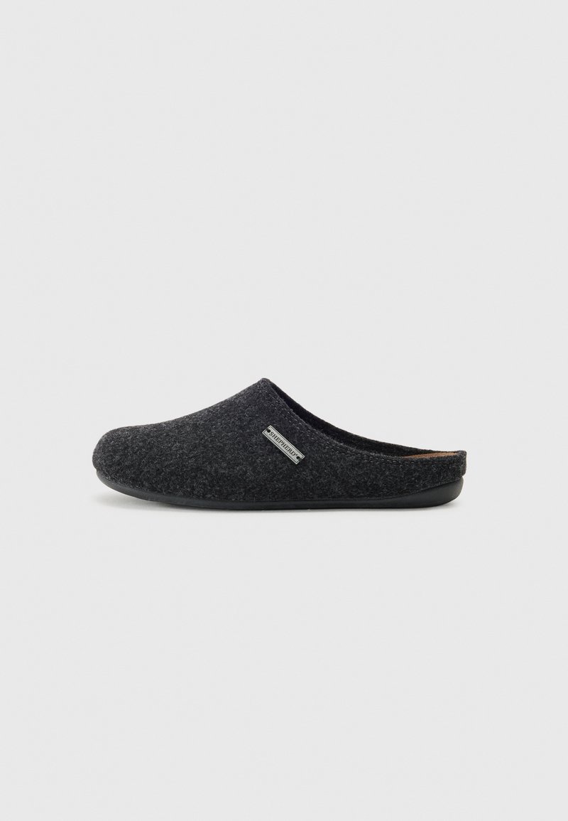 Chausson en feutre gris foncé avec un bout arrondi, semelle en caoutchouc noir et étiquette sur le côté. Texture douce avec un design simple et minimaliste.