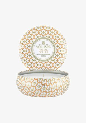 Rund hvid tinlys med gyldne og orange geometriske mønstre, mærket "Voluspa Italian Bellini" hånddryppet kokovoks, med låg åbent.