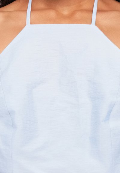 Top fără mâneci de culoare albastru deschis, cu decolteu halter, realizat dintr-un material texturat, cu un finisaj neted și cute subtile.