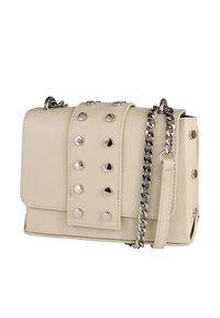 Beige lederen handtas met een voorklep, zilveren studs en een kettingband. Compacte rechthoekige vorm met gedetailleerd textuuroppervlak.