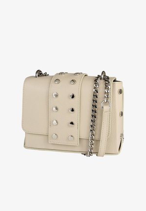 Sac à main en cuir beige avec rabat frontal, clous argentés et bandoulière chaîne. Forme rectangulaire compacte avec détails de surface texturée.