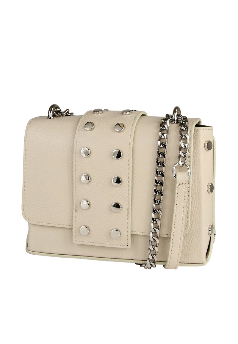 Beige lederen handtas met een voorklep, zilveren studs en een kettingband. Compacte rechthoekige vorm met gedetailleerd textuuroppervlak.