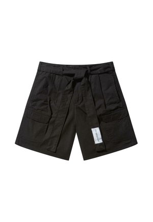 Pantalones cortos cargo negros de algodón, con cinturón, pinzas y dos bolsillos laterales con detalle de etiqueta.