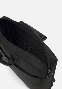 Sort bærepose til laptop med en tekstureret overflade, der har en lynlåset hovedrum og interne lommer til organisering.