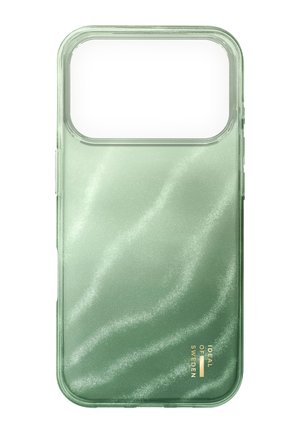 Funda de teléfono verde translúcida con un gran recorte para la cámara y el logo "iDeal of Sweden" en dorado en la esquina inferior derecha.