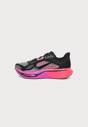Nike Performance, PEGASUS PLUS 2 - Обувки за бягане по асфалт - black/black/hyper pink/laser crimson