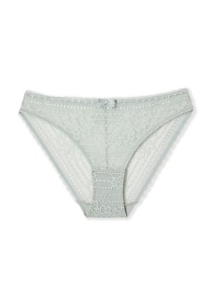 Hellgrauer Spitzen-Bikini-Slip mit Blumenmuster und kleiner Satin-Schleife in der Mitte des Taillenbands vor weißem Hintergrund.