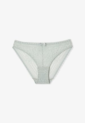 Hellgrauer Spitzen-Bikini-Slip mit Blumenmuster und kleiner Satin-Schleife in der Mitte des Taillenbands vor weißem Hintergrund.