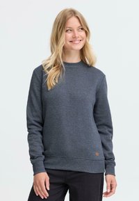 Mørkegrå hettegenser laget av mykt materiale, med rund hals, lange ermer, og et lite brunt logo-merke nederst.