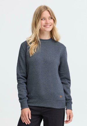 Mørkegrå hettegenser laget av mykt materiale, med rund hals, lange ermer, og et lite brunt logo-merke nederst.