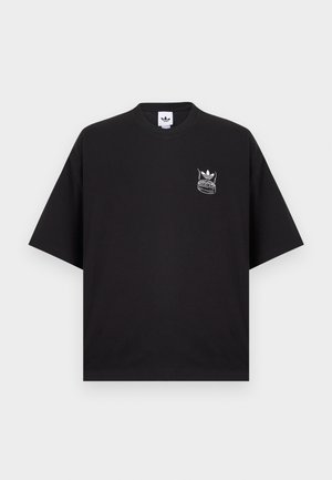 T-shirt noir à manches courtes avec un petit motif blanc représentant un bol fumant et le logo Adidas sur le côté gauche de la poitrine.