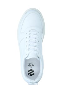 Witte sneaker met een soepel leren bovenwerk, vetersluiting, contrasterende stiksels en een dikke rubberen zool. Interieur toont het merkembleem.