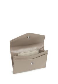 Portafoglio in pelle taupe, dotato di chiusura a scatto, due scomparti e fodera interna texture. Design semplice e funzionale con bordi cuciti.
