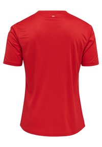 Rød kortærmet sportstrøje med rund hals, lavet af glat, let stof. Har diskret branding på ryggen.