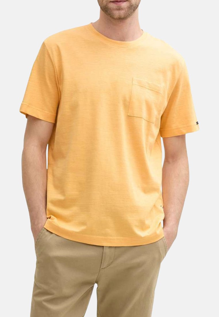 T-shirt jaune à manches courtes en tissu doux, avec une poche sur la poitrine et une coupe décontractée, doté d'une texture rayée subtile.