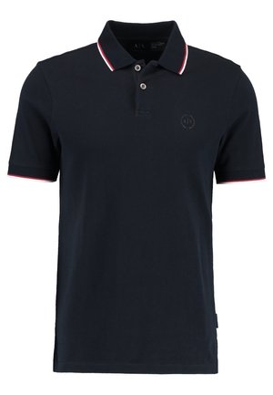 Polo bleu marine à manches courtes avec deux boutons, col à rayures rouges et blanches, et bordure de manches assortie.
