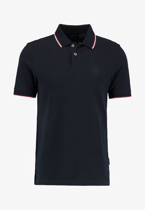 Polo bleu marine à manches courtes avec deux boutons, col à rayures rouges et blanches, et bordure de manches assortie.