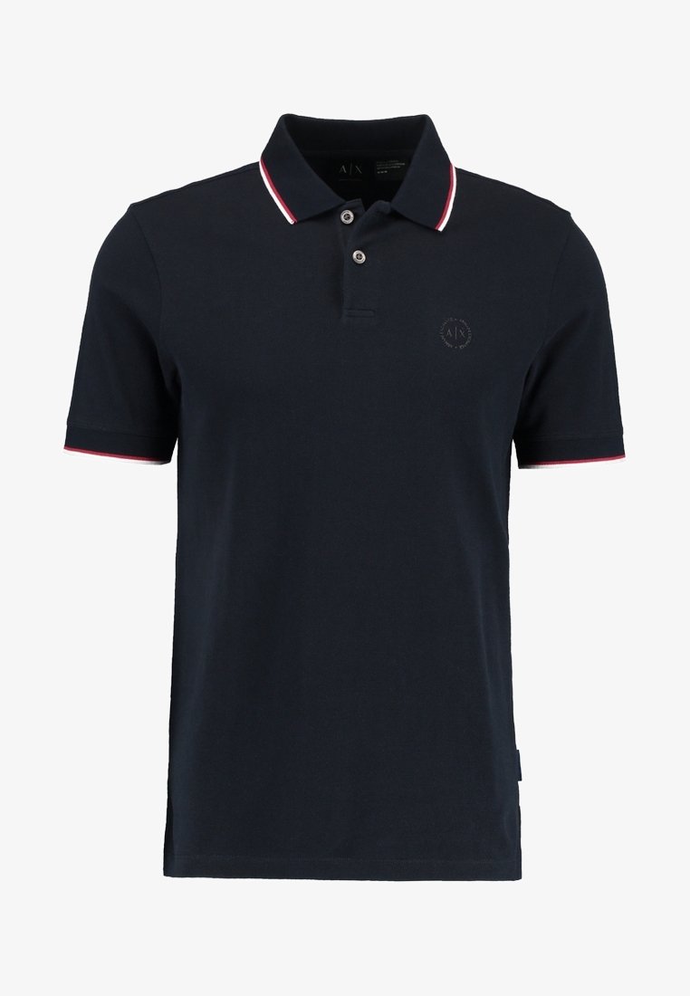 Polo bleu marine à manches courtes avec deux boutons, col à rayures rouges et blanches, et bordure de manches assortie.