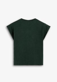 Camiseta de algodón verde oscuro con forma cuadrada, mangas cortas y cuello redondo. Textura suave con un diseño simple y sin adornos.