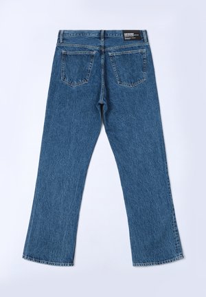 Blaue Jeans aus Denim zeichnen sich durch einen geraden Schnitt und einen ausgewaschenen Look aus. Das Design umfasst zwei Gesäßtaschen und ein Markenlabel am Bund.