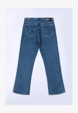 Blaue Jeans aus Denim zeichnen sich durch einen geraden Schnitt und einen ausgewaschenen Look aus. Das Design umfasst zwei Gesäßtaschen und ein Markenlabel am Bund.